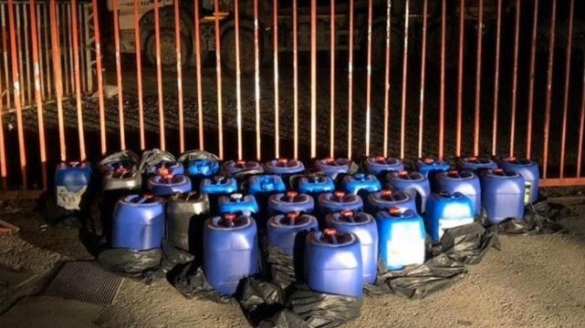 Depoya baskın düzenleyen polis, yaklaşık 1 ton eroin asiti ele geçirdi