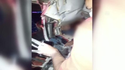 DİYARBAKIR - Tır ile minibüs çarpıştı: 1 kişi öldü, 19 kişi yaralandı (2)