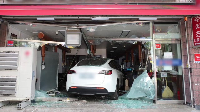 도봉동 도로에서 차량 상가로 돌진...1명 다쳐 / YTN