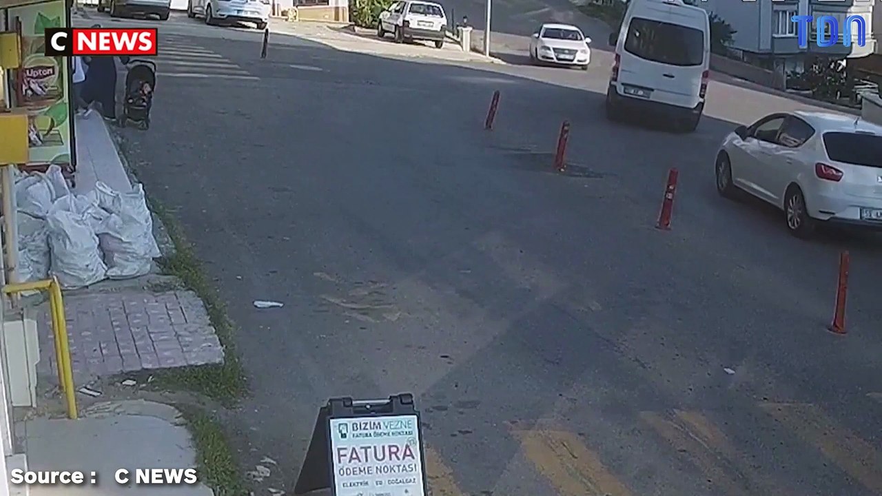 Découvrez les images qui font froid dans le dos d'une poussette, dans laquelle se trouve un bébé, qui dévale une pente sous les yeux de la mère impuissante