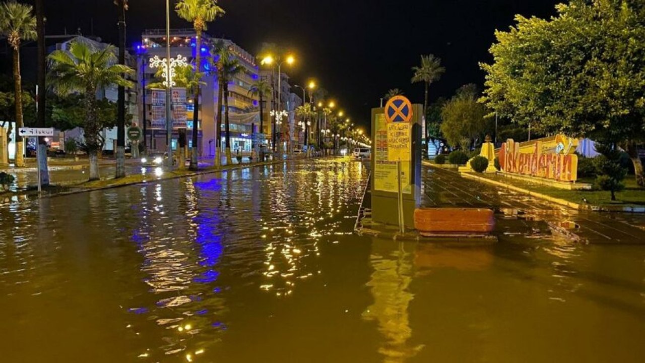 İskenderun’da sağanak yağmur hayatı felç etti