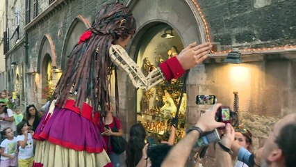 Amal, la marionnette géante symbole des enfants migrants, a fait escale à Assise