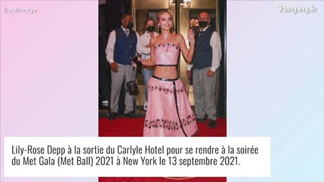 Lily-Rose Depp : Lèvres rouges et look rose bonbon, craquante après le Met Gala