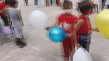 ÖĞRENCİLER BALON VE PANKARTLARLA AŞIYA DİKKAT ÇEKTİ