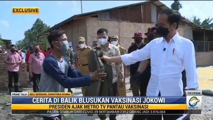 Moment Jokowi Berikan Jaket saat Tinjau Vaksinasi COVID-19 di Sumut