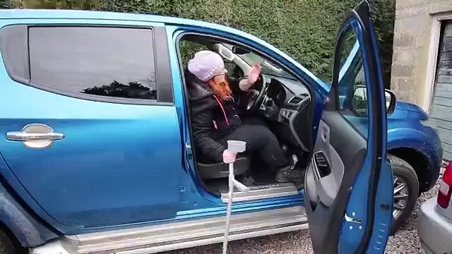 Mitsubishi L200 Mobility Climbing in and out of the 4 cab safely