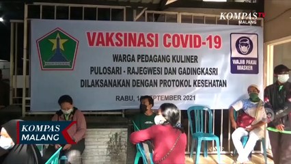 PKL di Sentra Kuliner Malang Ikuti Vaksinasi
