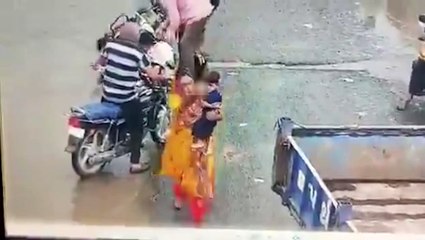 తల మీద నుంచి ట్రాక్టర్ టైర్ దూసుకెళ్లింది.. చివరికి ఏమైందంటే!