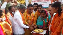 बीजेपी ने पीएम मोदी के जन्मदिन पर केक काटकर मनाया जश्न