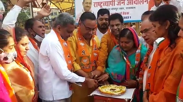 बीजेपी ने पीएम मोदी के जन्मदिन पर केक काटकर मनाया जश्न