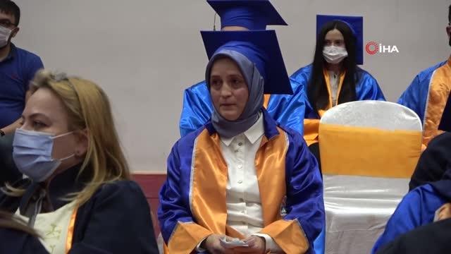 30 yıl sonra hayalinin gerçekleştirdi... 52 yaşında üniversiteyi birincilikle bitirdi