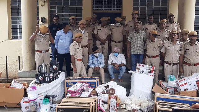 ब्रांडेड कंपनियों के नकली ब्रांडेड उत्पाद बेचते व्यापारी व प्रबंधक गिरफ्तार