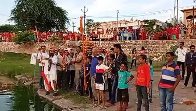 कोविड गाइडलाइन के साथ जलाशयों पर सीमित भक्तों के साथ पहुंचे ठाकुरजी
