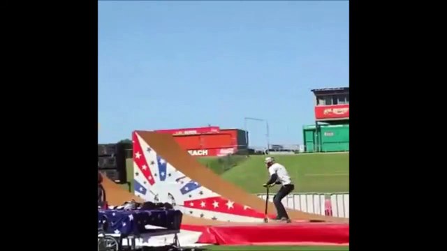 Il fait un saut incroyable en trottinette... Sans les mains et sans les pieds