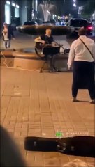 Télécharger la video: Il vient écouter ces musiciens de rue au bord de la fontaine... Et plouf