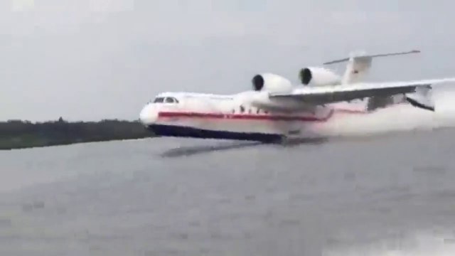 Ces touristes sont surpris par un avion Be-200 qui vient faire le plein d'eau juste à côté de leur bateau