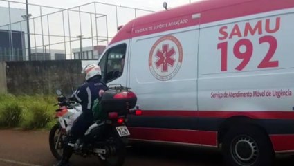 Em surto, com pedaço de pau na mão, mulher é atendida pelo Samu e GM no Paulo Godoy