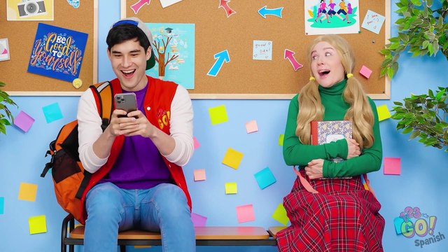 BUENAS ESTUDIANTES VS. MALAS ESTUDIANTES || Momentos divertidos de la vida escolar por 123 GO!