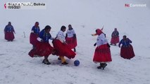 Las cholitas escaladoras bolivianas juegan al fútbol a casi 6000 metros en la montaña Huayna Potosí