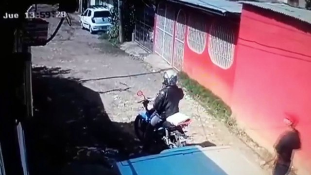 Cámaras graban a ladrones robándole moto a vendedor de recargas en barrio Casimiro Sotelo