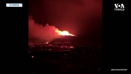 İzlanda’da Yanardağ Geceyi Aydınlattı