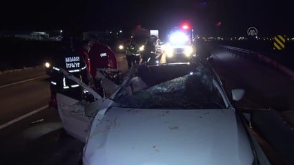 Düğüne giden çiftin içindeki otomobil tırla çarpıştı, 2 kişi öldü