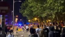 Imágenes de la fiesta y la pelea a botellazos junto a la Facultad de Derecho de la Universidad Complutense de Madrid