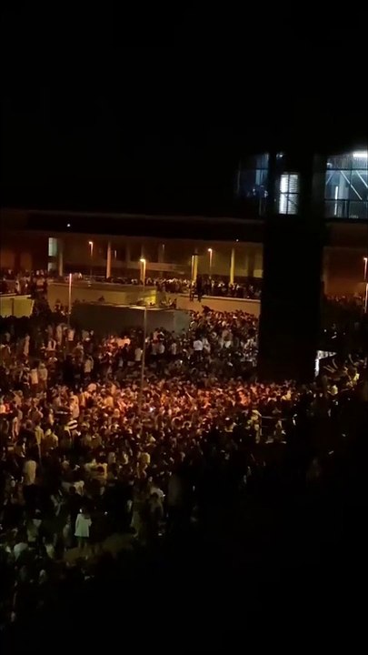 Macrobotellón junto a la Biblioteca María Zambrano de Madrid, en Ciudad Universitaria