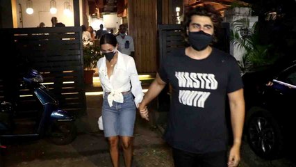 Arjun Kapoor Malaika Arora का हाथ थामे पहुंचे Dinner Date पर, Media की देख किया ये | FilmiBeat
