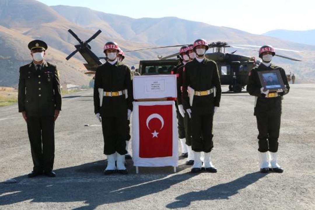 Son dakika haber... Şehit Piyade Uzman Çavuş Ümit Solak'ın cenazesi düzenlenen törenle memleketine gönderildi