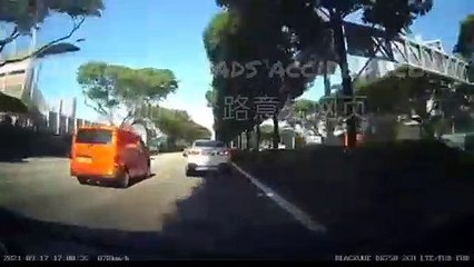 Tailgating Driver Rams hard into the back of car who had slowed down (Singapore accidents)