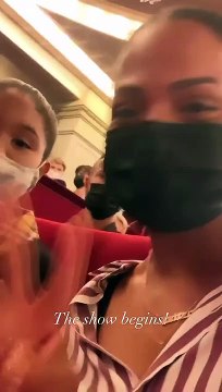 Christina Milian et sa fille Violet soutiennent M. Pokora le soir de la première de la pièce Les grandes ambitions . Le 17 septembre 2021.