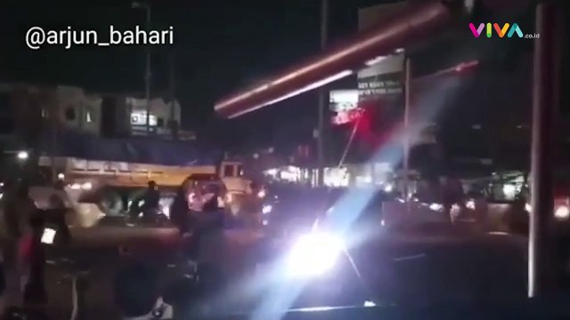 RICUH! Ratusan Massa Ormas Bentrok di Jalan Raya Cikarang