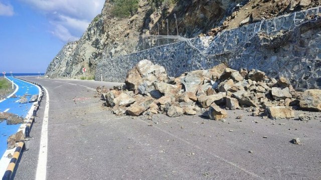 Hatay’da heyelan: Samandağ-Arsuz yolu trafiğe kapandı