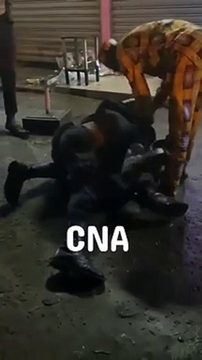 Honte: Bagarre spectaculaire entre deux policiers camerounais