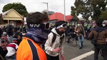 شاهد: شرطة أستراليا تستخدم رذاذ الفلفل وتشتبك مع محتجين مناهضين لإجراءات العزل العام
