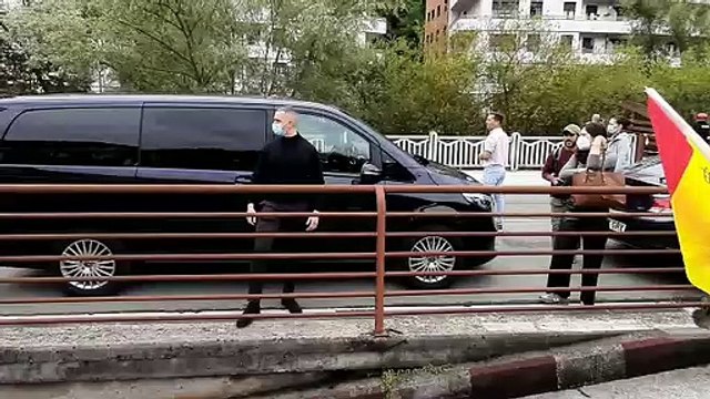 Santiago Abascal y Macarena Olona llegan a la concentración en Mondragón