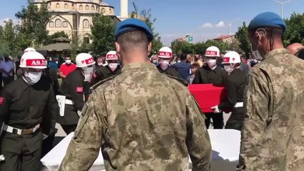 Irak'ın kuzeyinde şehit olan Uzman Çavuş Solak için cenaze töreni düzenlendi