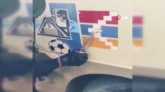 Azerbaycan askerleri, Hankendi'ye geçen araçtaki sözde Karabağ bayrağını söktü