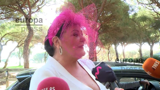 Charo Reina asiste muy emocionada a la boda de Elena Furiase