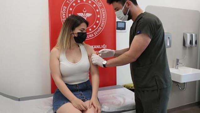 Türkiye'yi kırmızı listeden çıkaran İngiltere'nin kriterleri akıllara aynı soruyu getirdi: AB'de uygulanan BioNTech aşısı farklı mı?