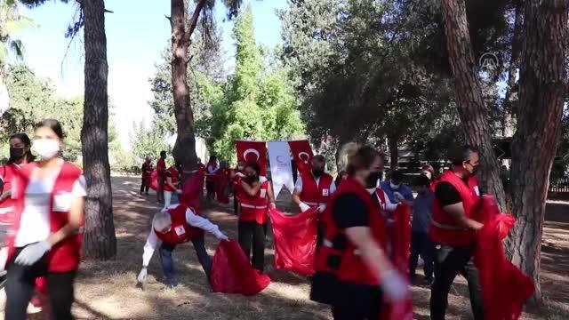 Adana Kızılay gönüllüleri Dünya Temizlik Günü'nde mesire alanında temizlik yaptı