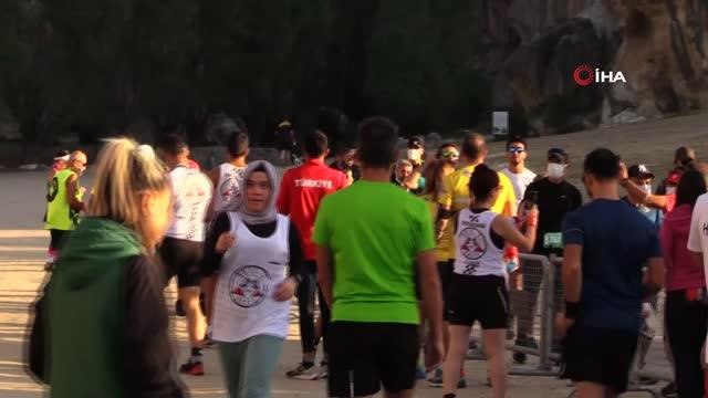 Vali koşuda soluk soluğa kalınca bitiş noktasında espriyi patlattı- 7. Frig Ultra Maratonu'na Afyonkarahisar'da başladı