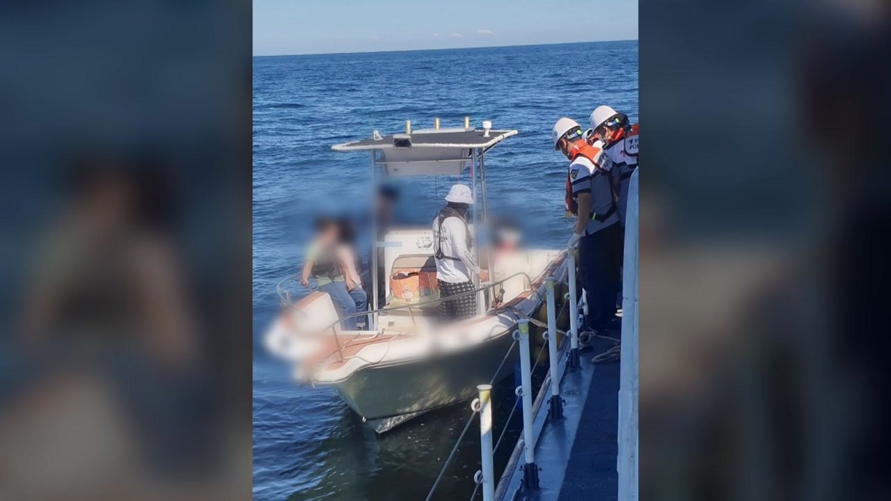 인천에서 레저 보트 2척 표류...8명 모두 구조 / YTN