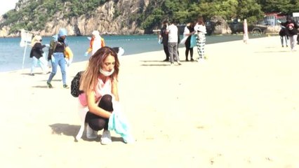 Gönüllüler sahilleri temizledi