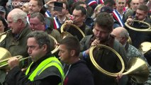 شاهد: احتجاجات ضد حظر الصيد التقليدي في مونت دي مارسان بفرنسا