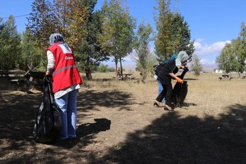 Gönüllüler çevre temizliği yaptı