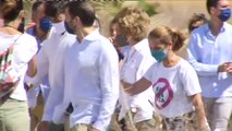 La reina Sofía acude a la limpieza de basura en la playa de la Almadraba