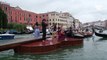 Italie: un violon géant traverse le Grand Canal de Venise au son de Vivaldi