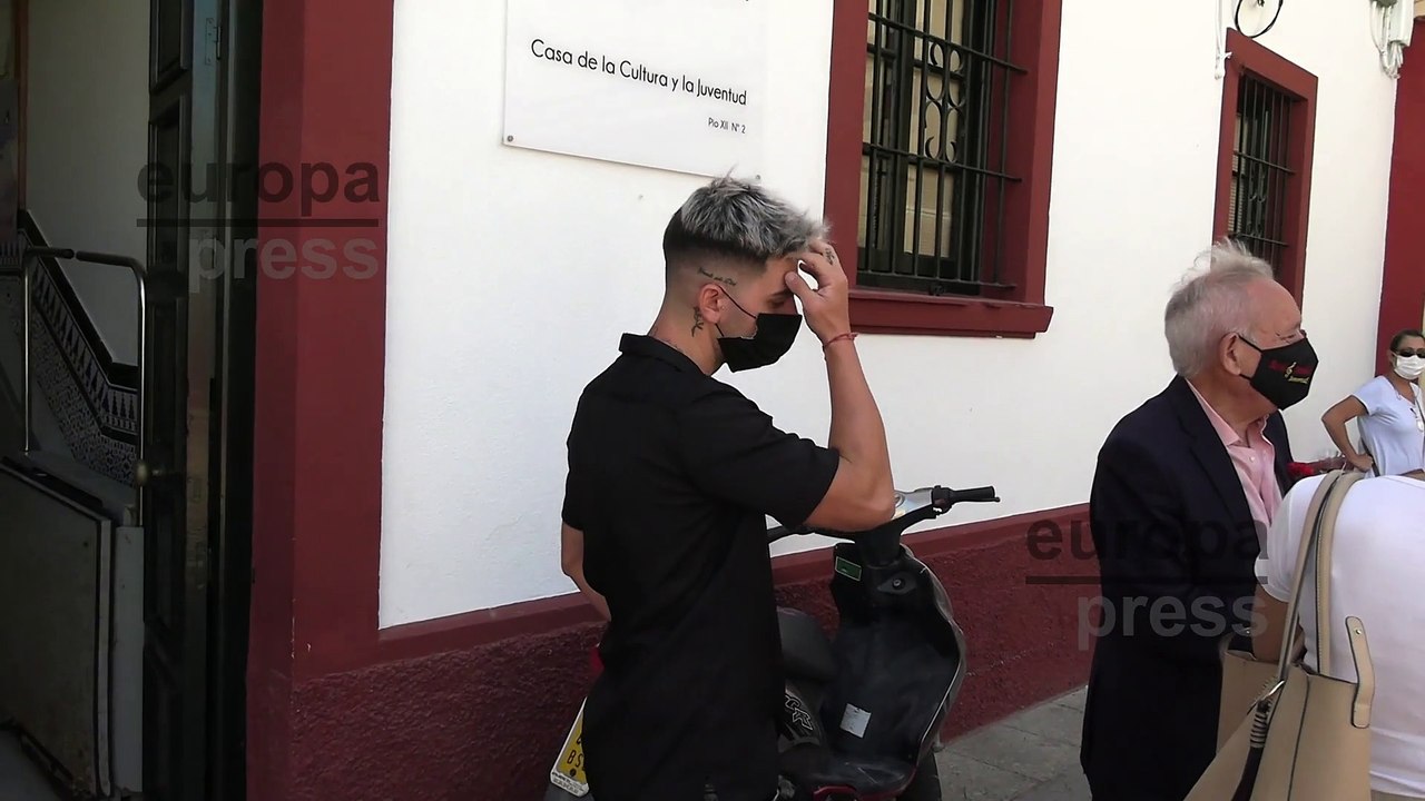 El Novio de Rocío Flores la acompaña para celebrar el homenaje al cumpleaños de Rocío Jurado
